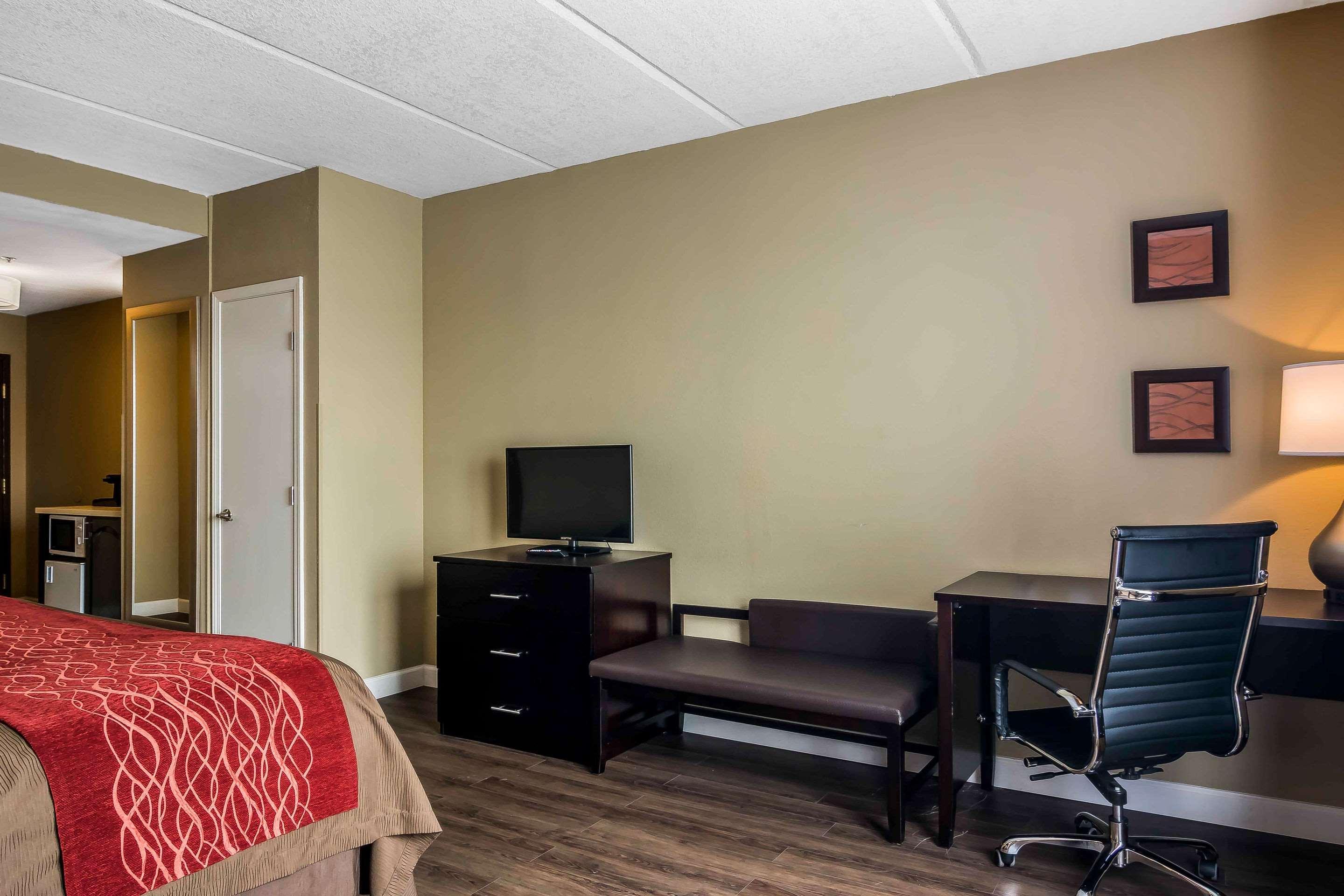 Comfort Inn & Suites Near Six Flags Lithia Springs Exterior photo